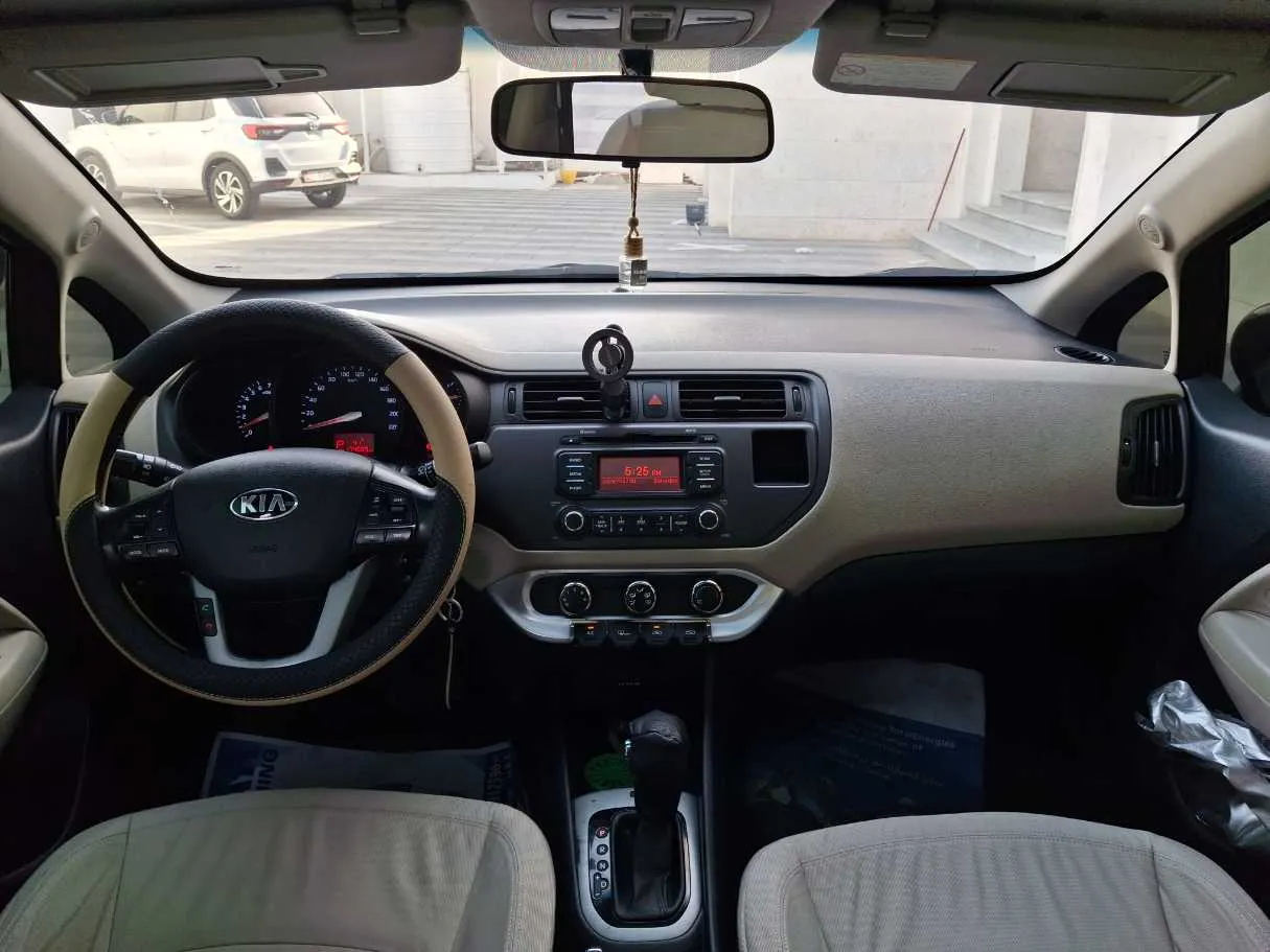 Car image 16