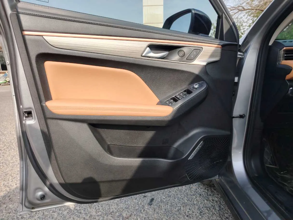 Car image 10