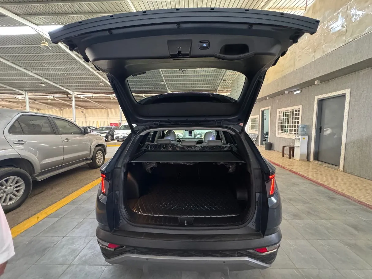 Car image 19