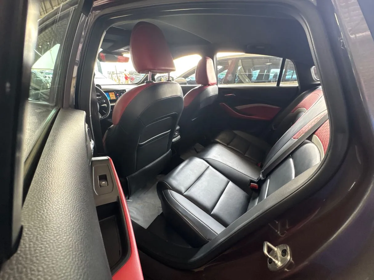 Car image 14