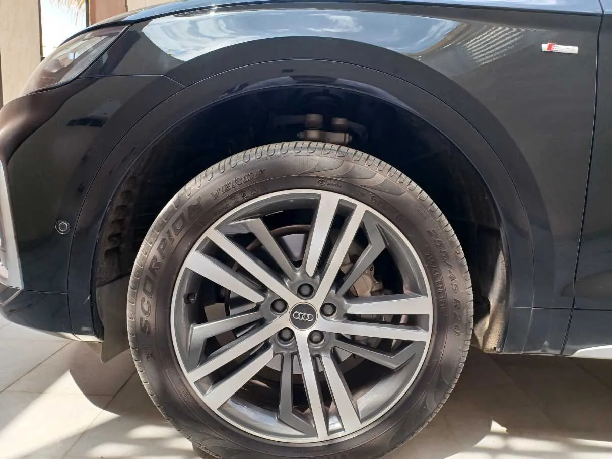 Car image 9