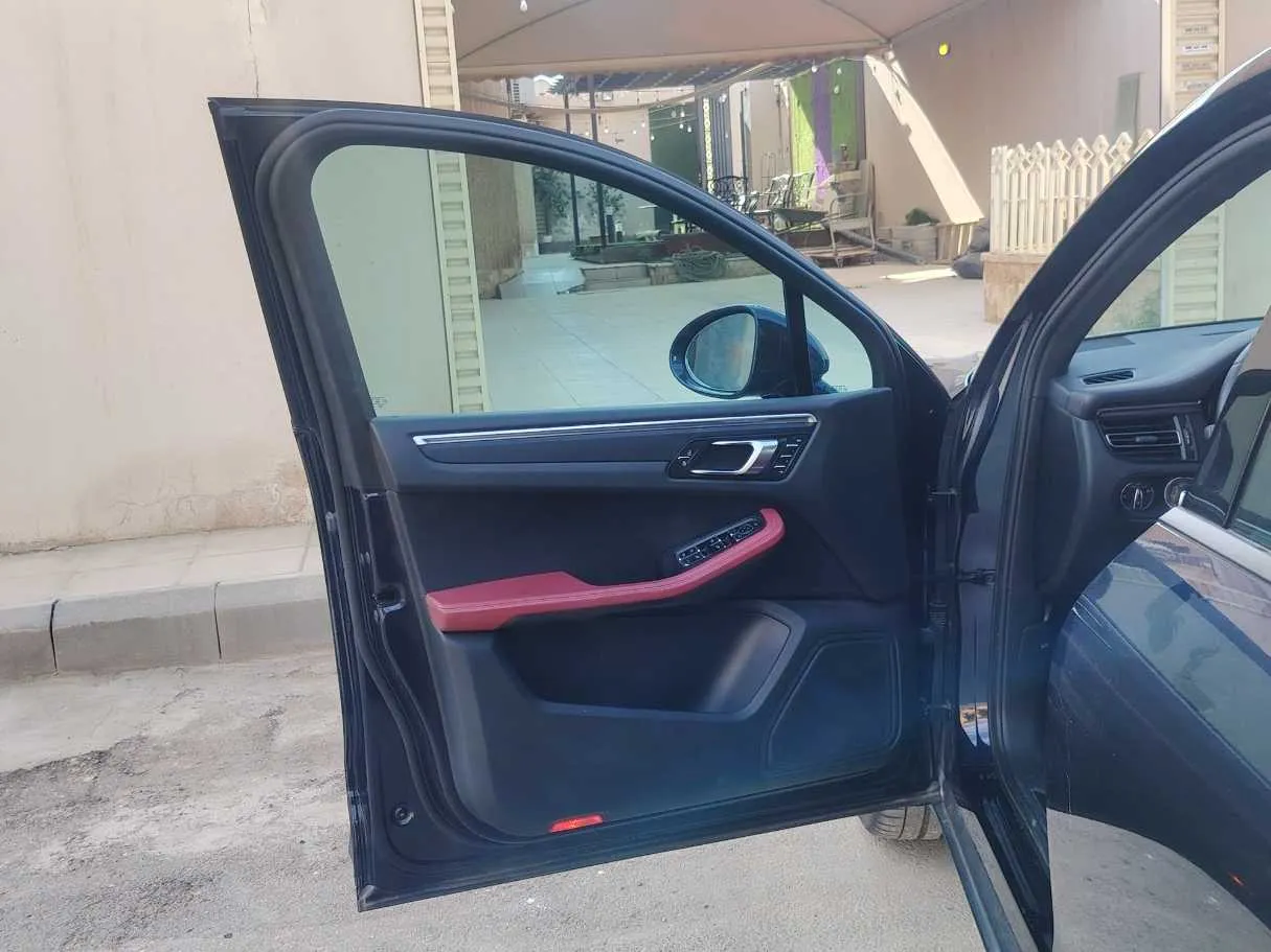 Car image 12