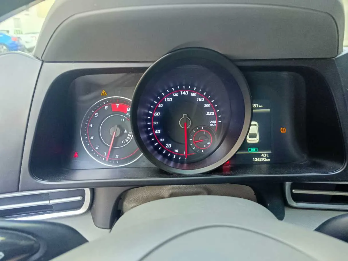 Car image 25