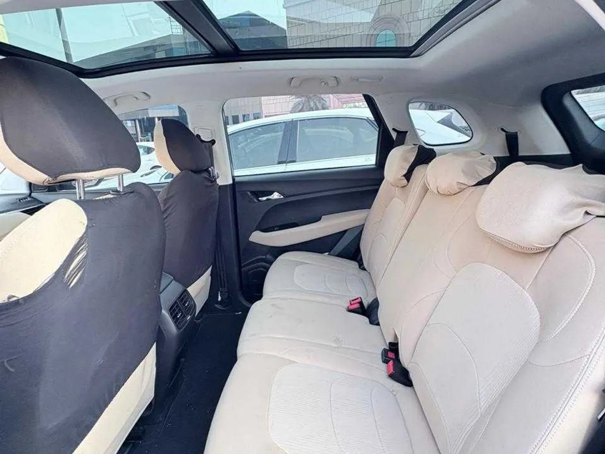 Car image 9