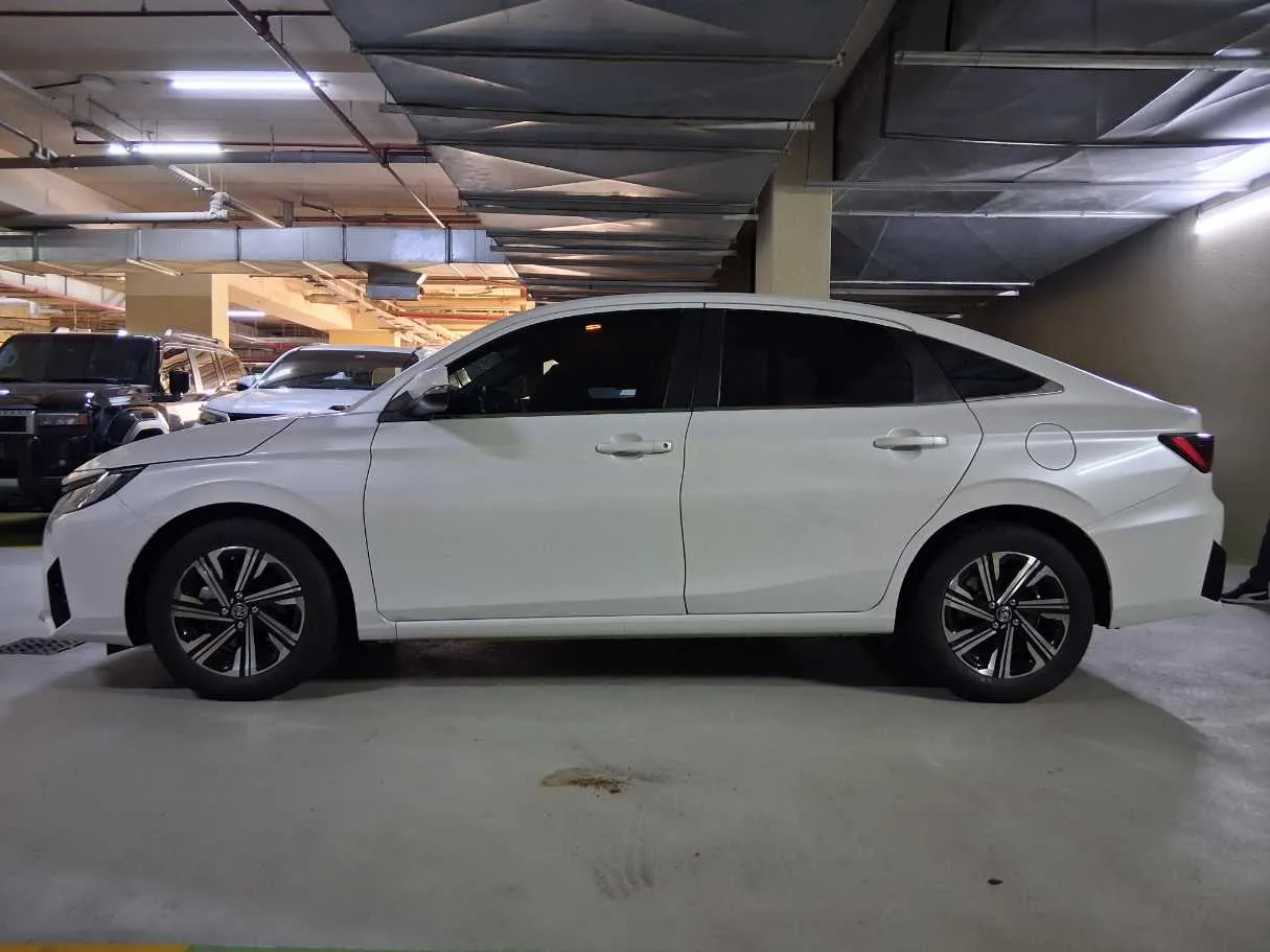 Car image 4