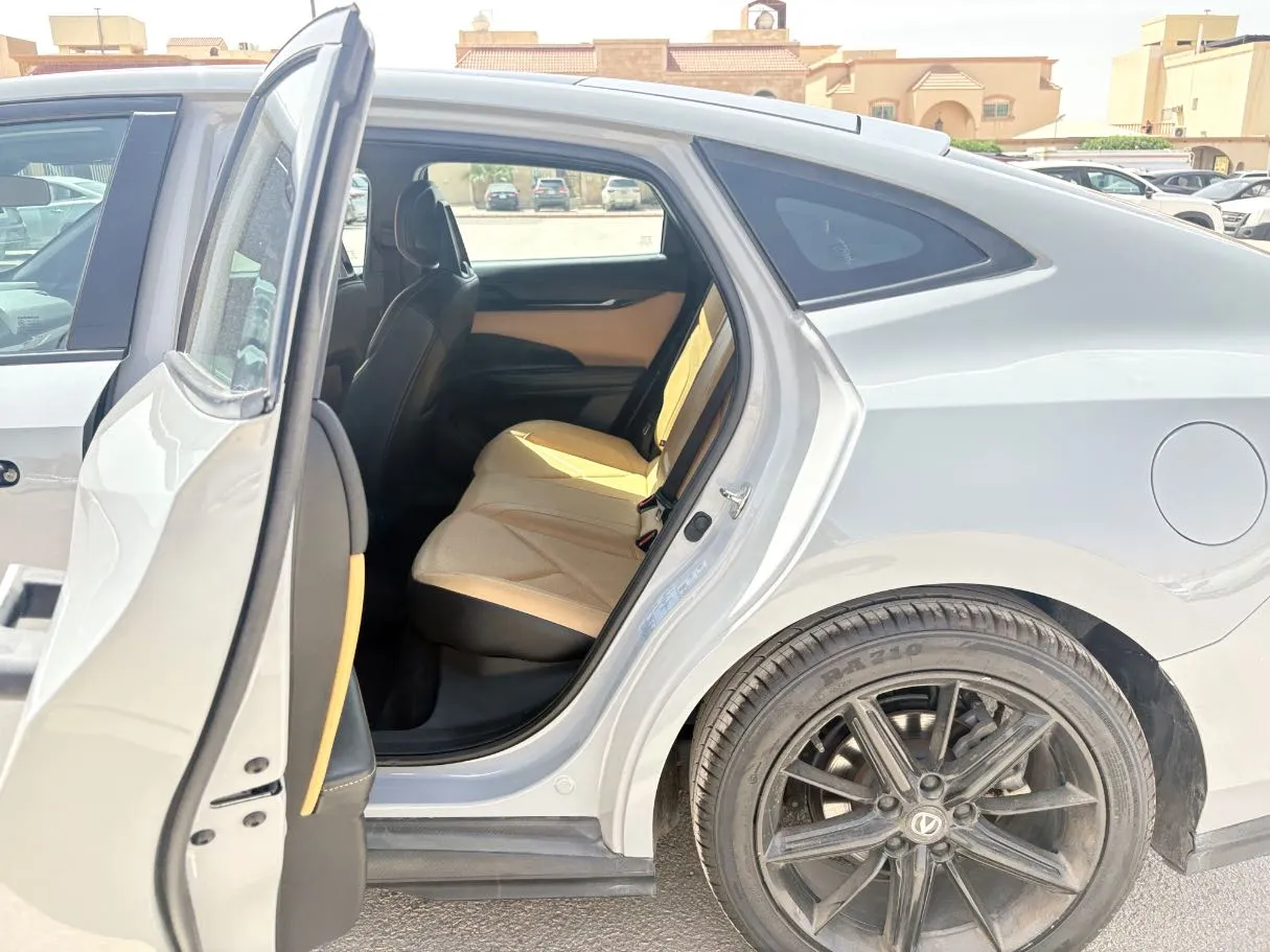Car image 15