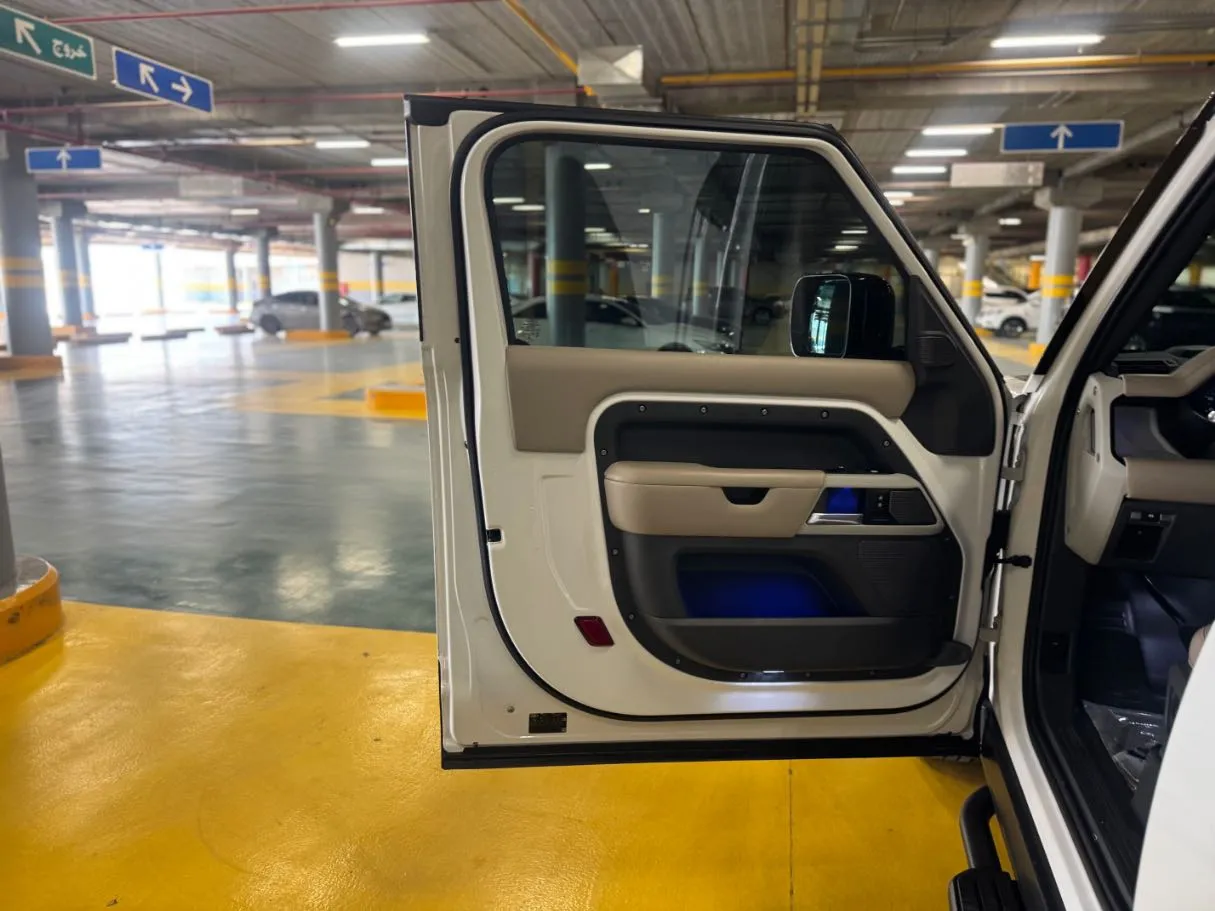 Car image 10