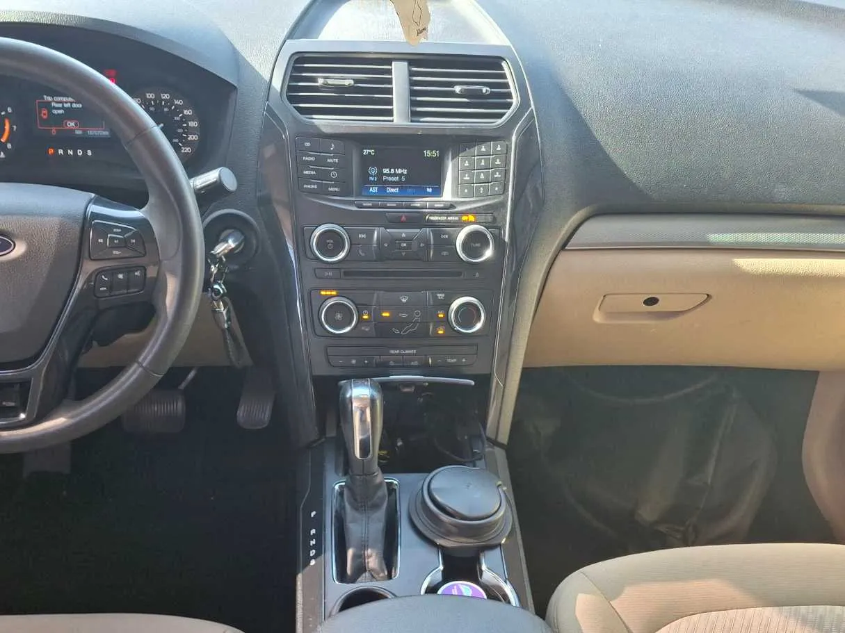 Car image 15