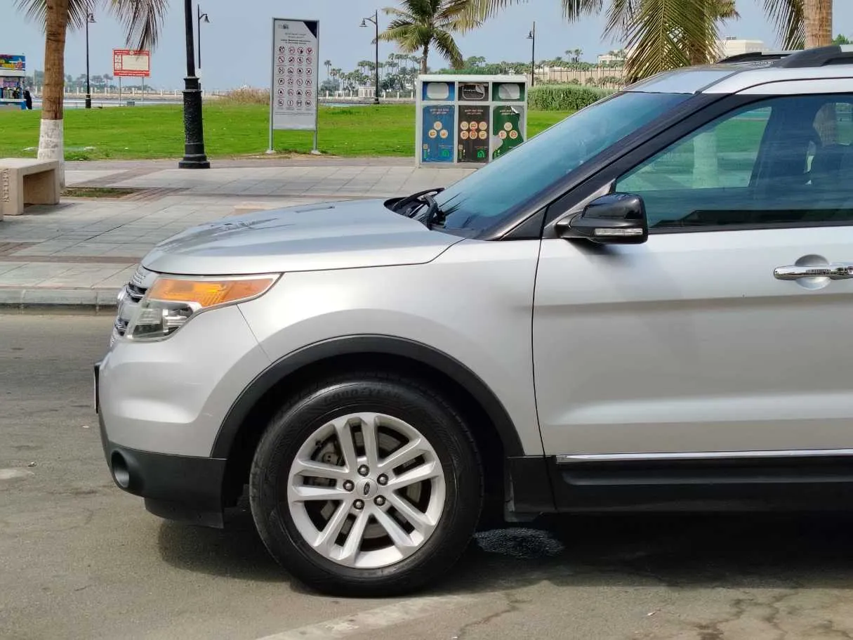 Car image 9