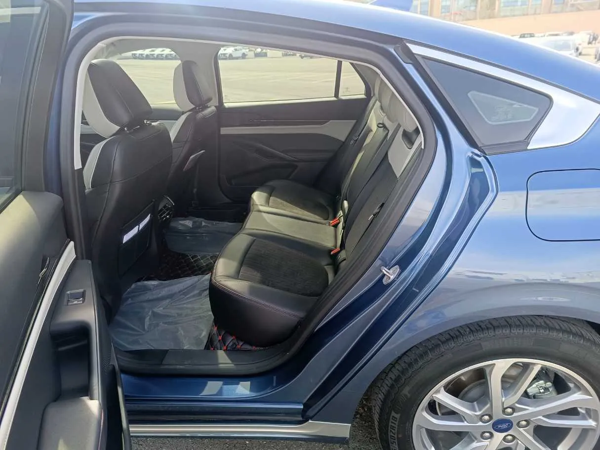Car image 18