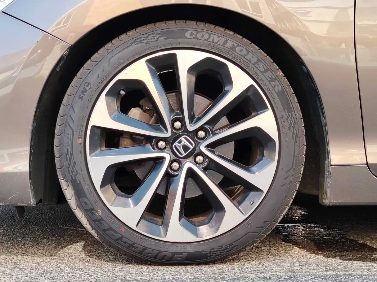 Car image 10