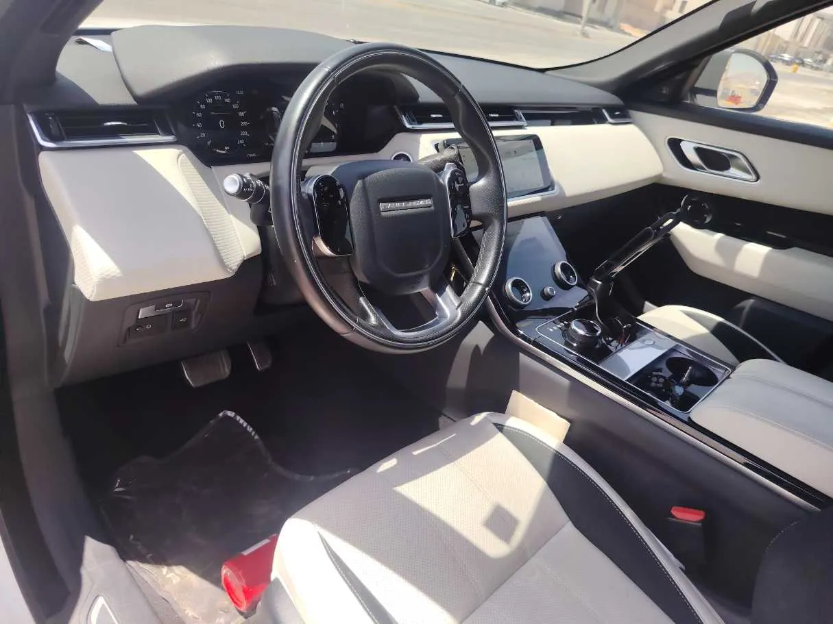 Car image 12