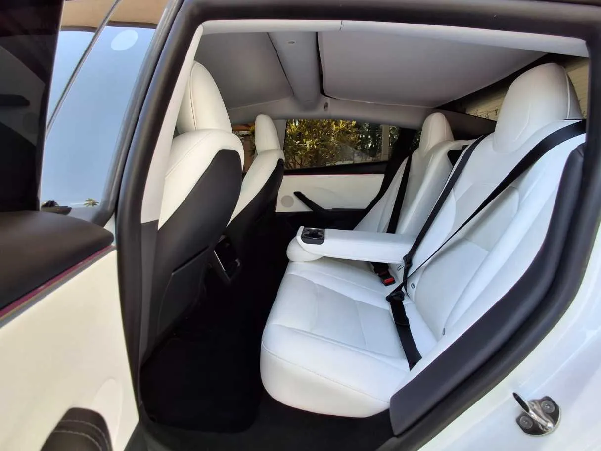 Car image 13