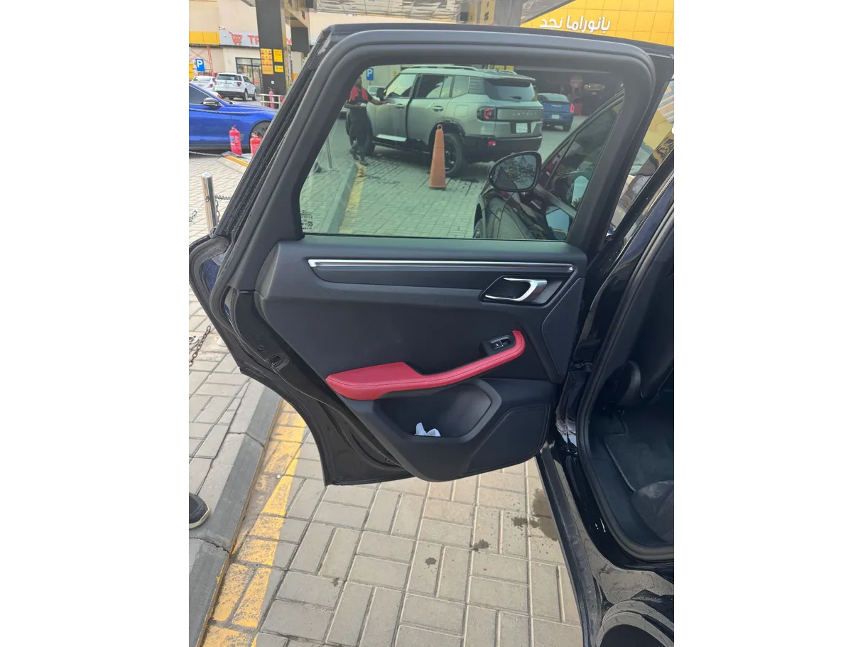 Car image 12