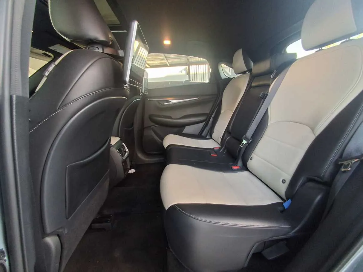 Car image 13