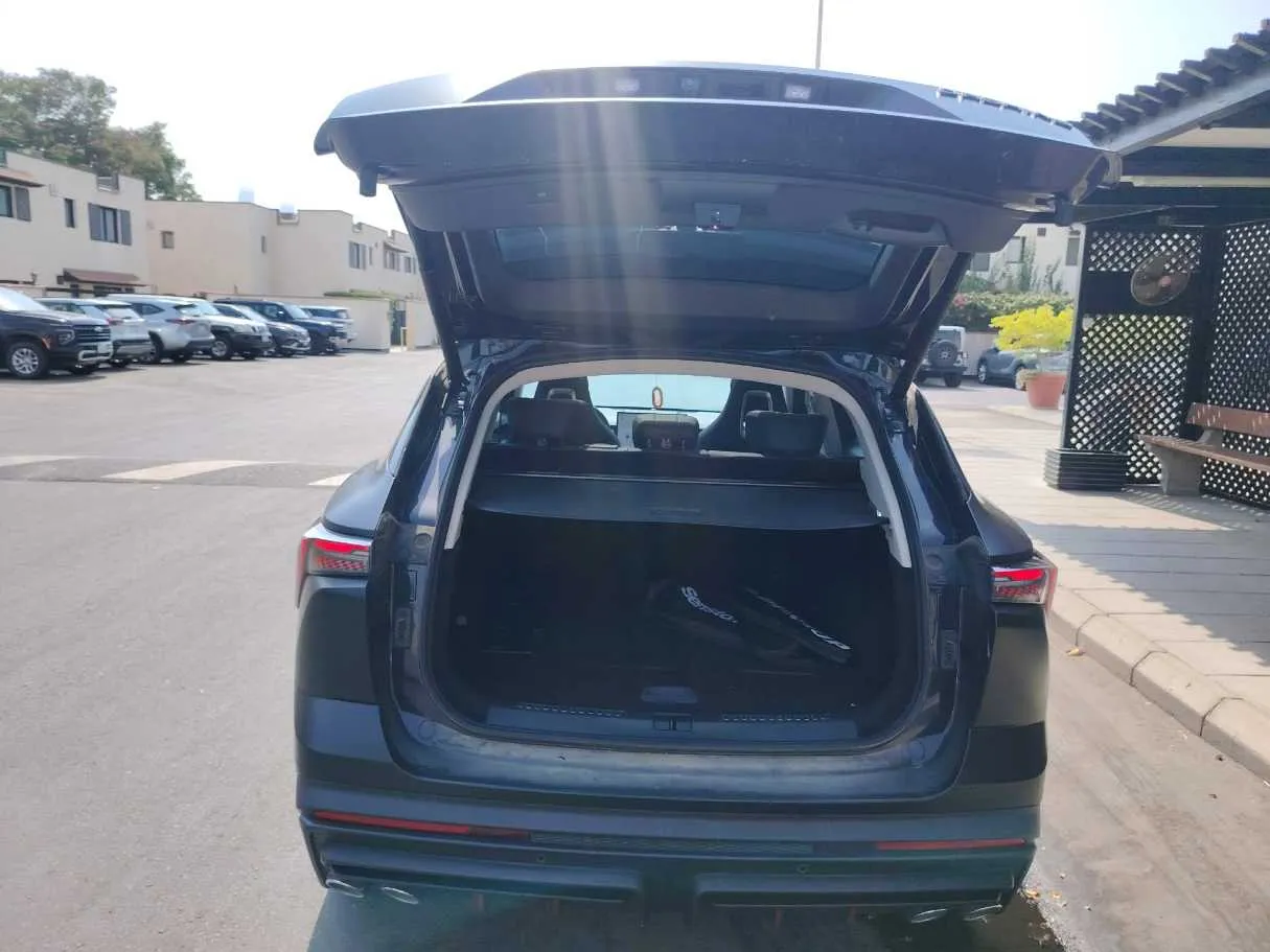 Car image 30