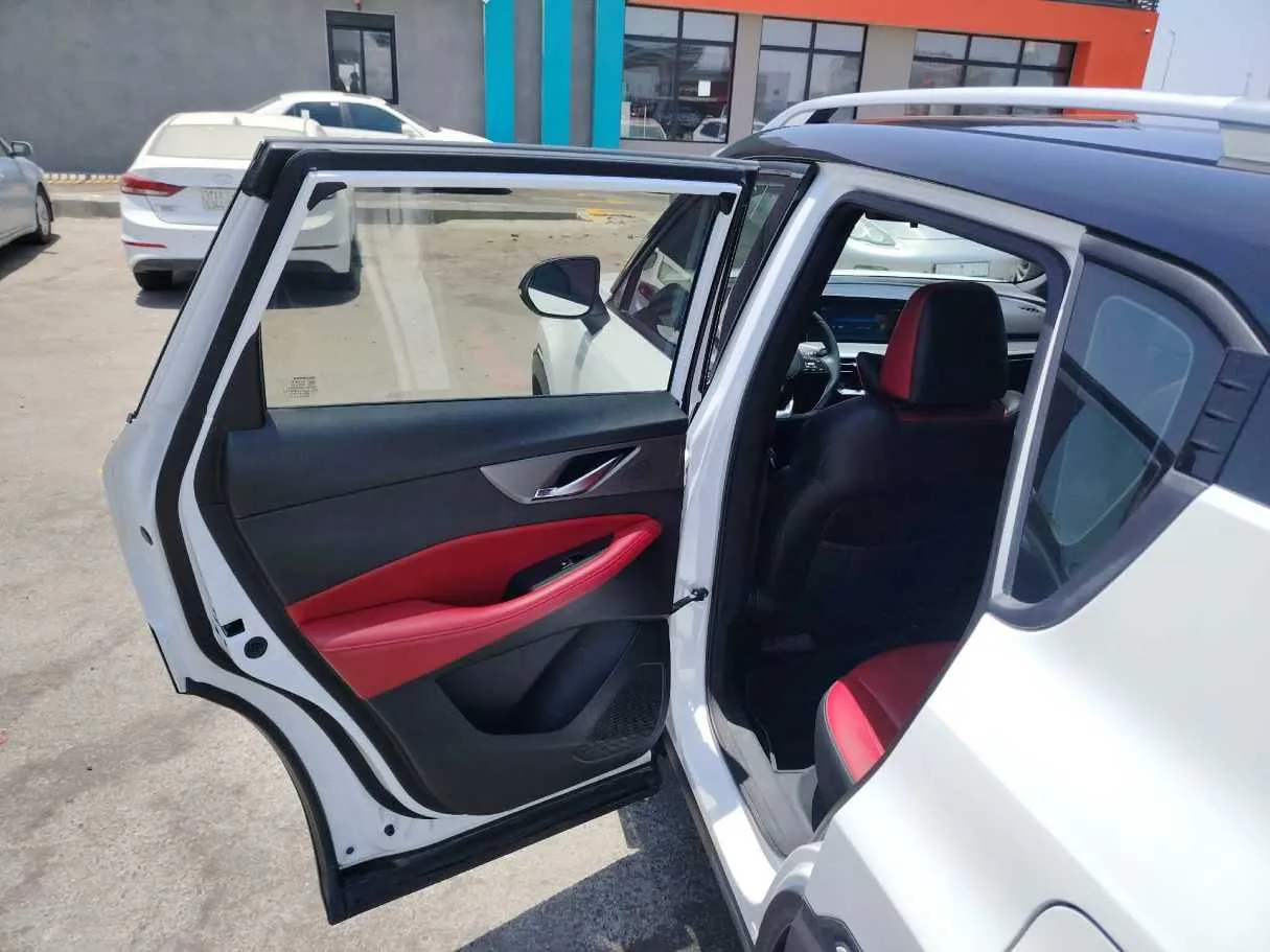 Car image 16