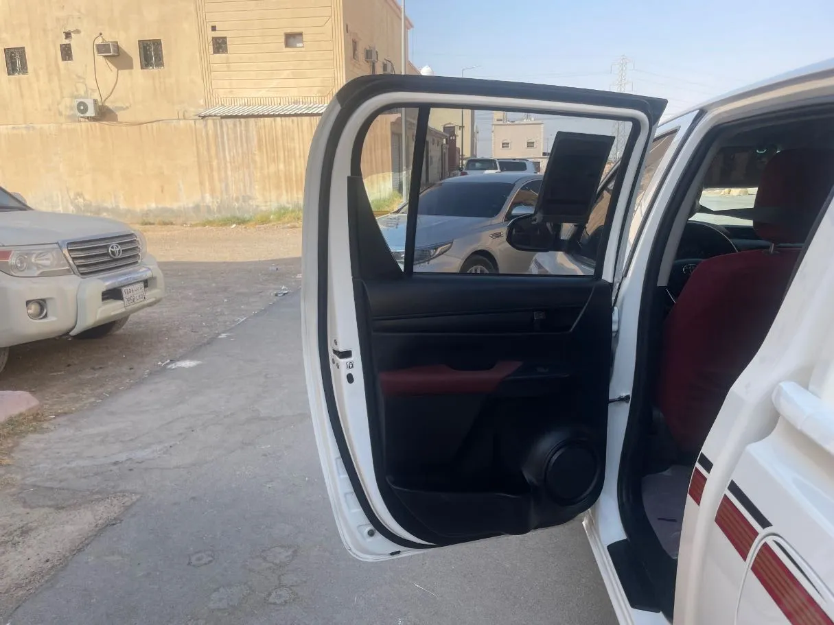 Car image 14