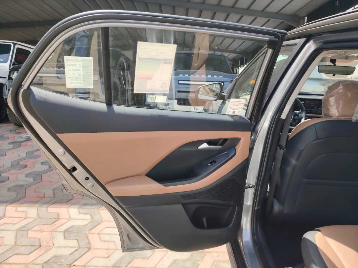 Car image 18