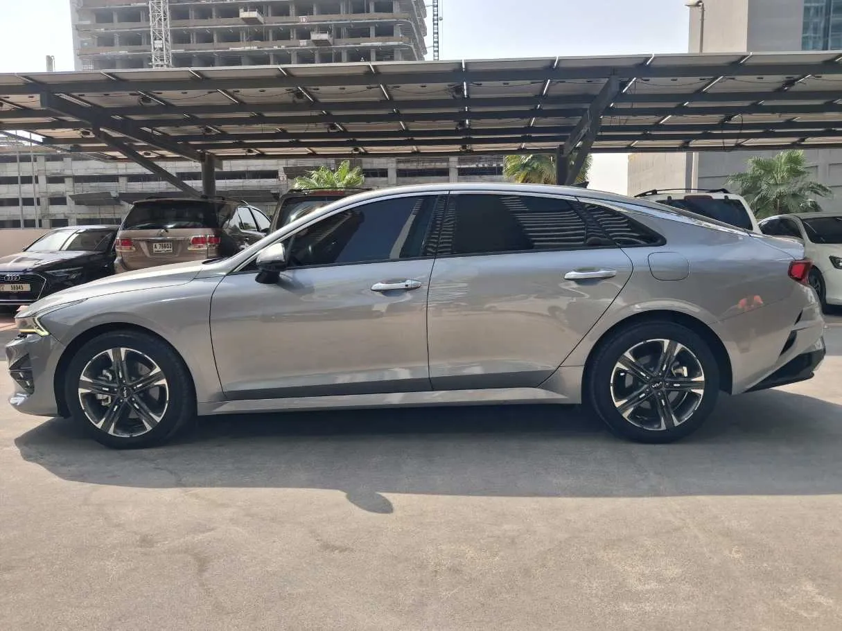 Car image 4