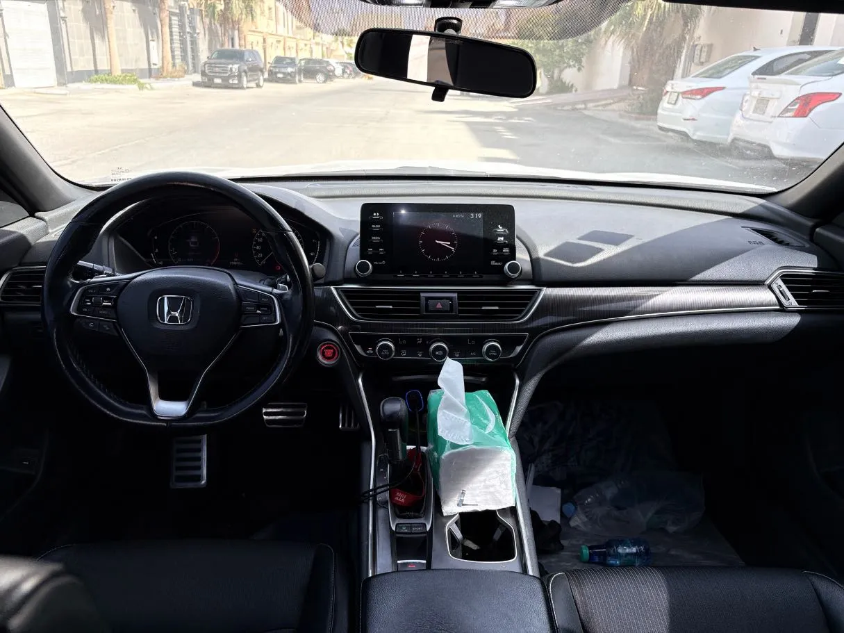 Car image 18