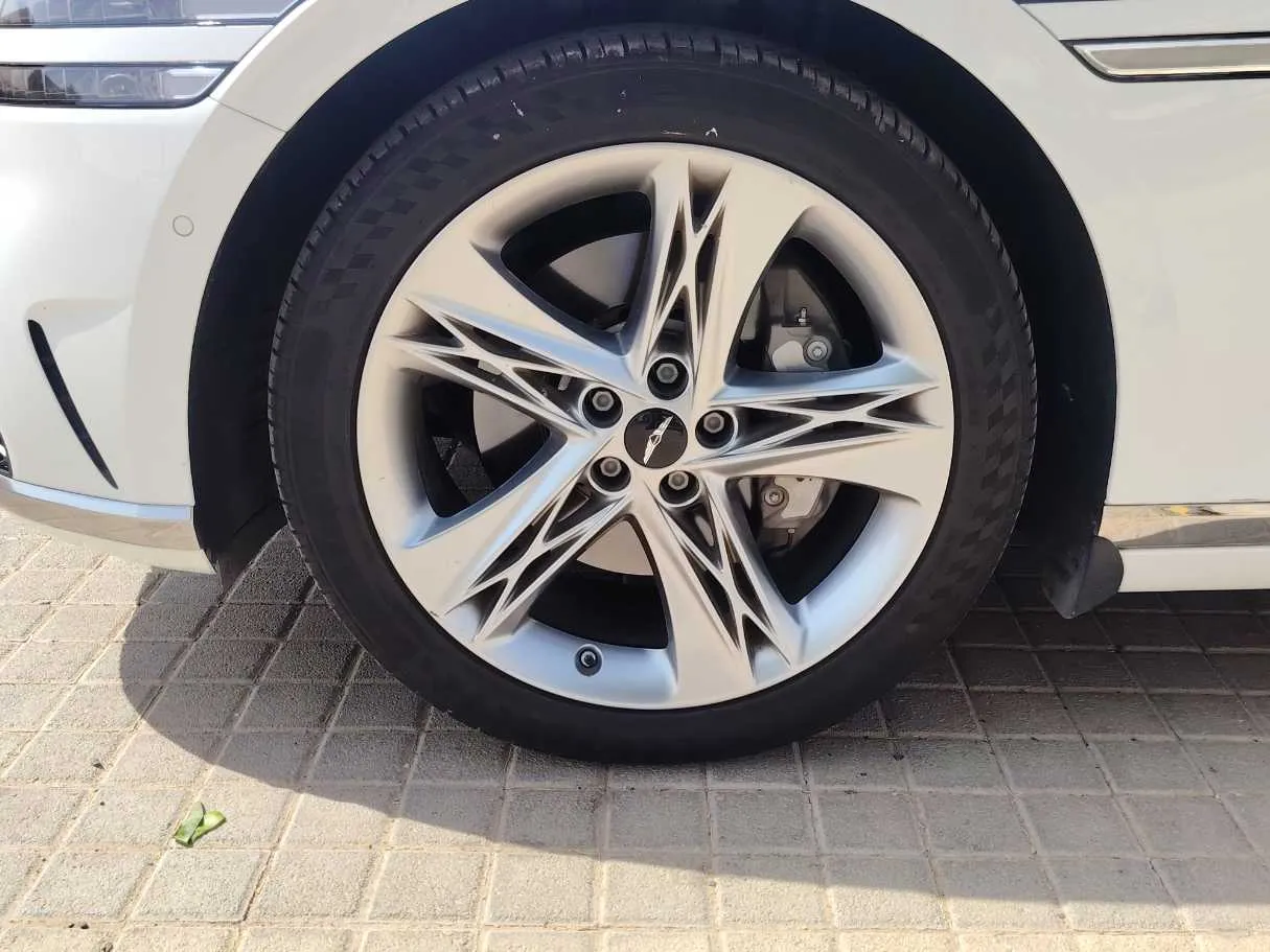Car image 10