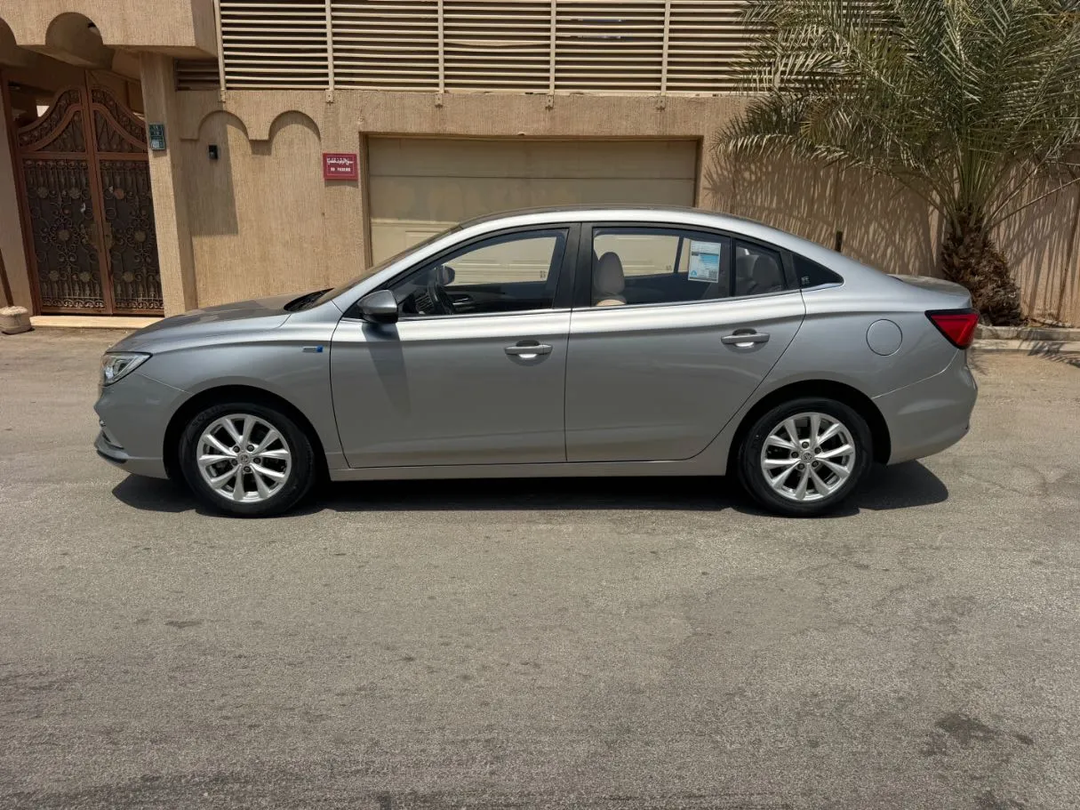 Car image 8