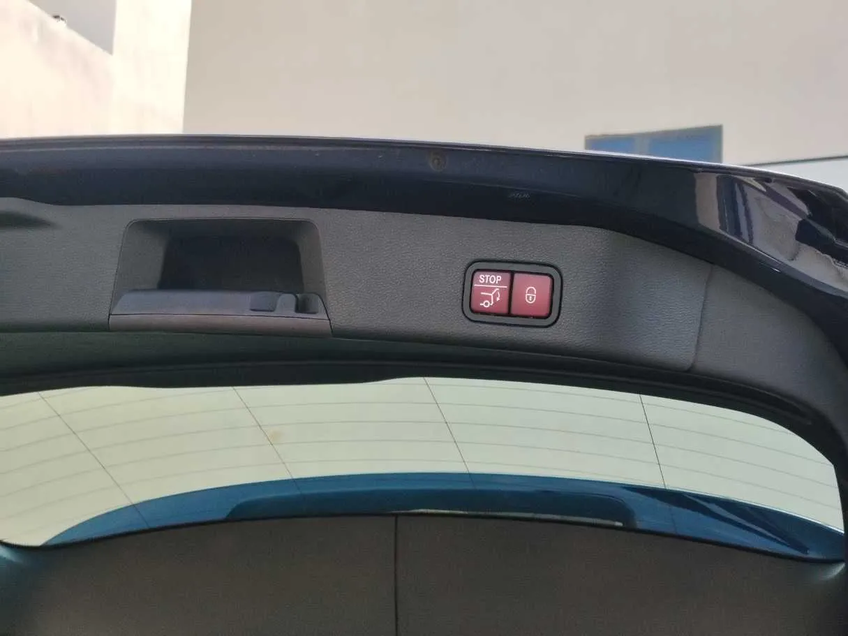 Car image 26