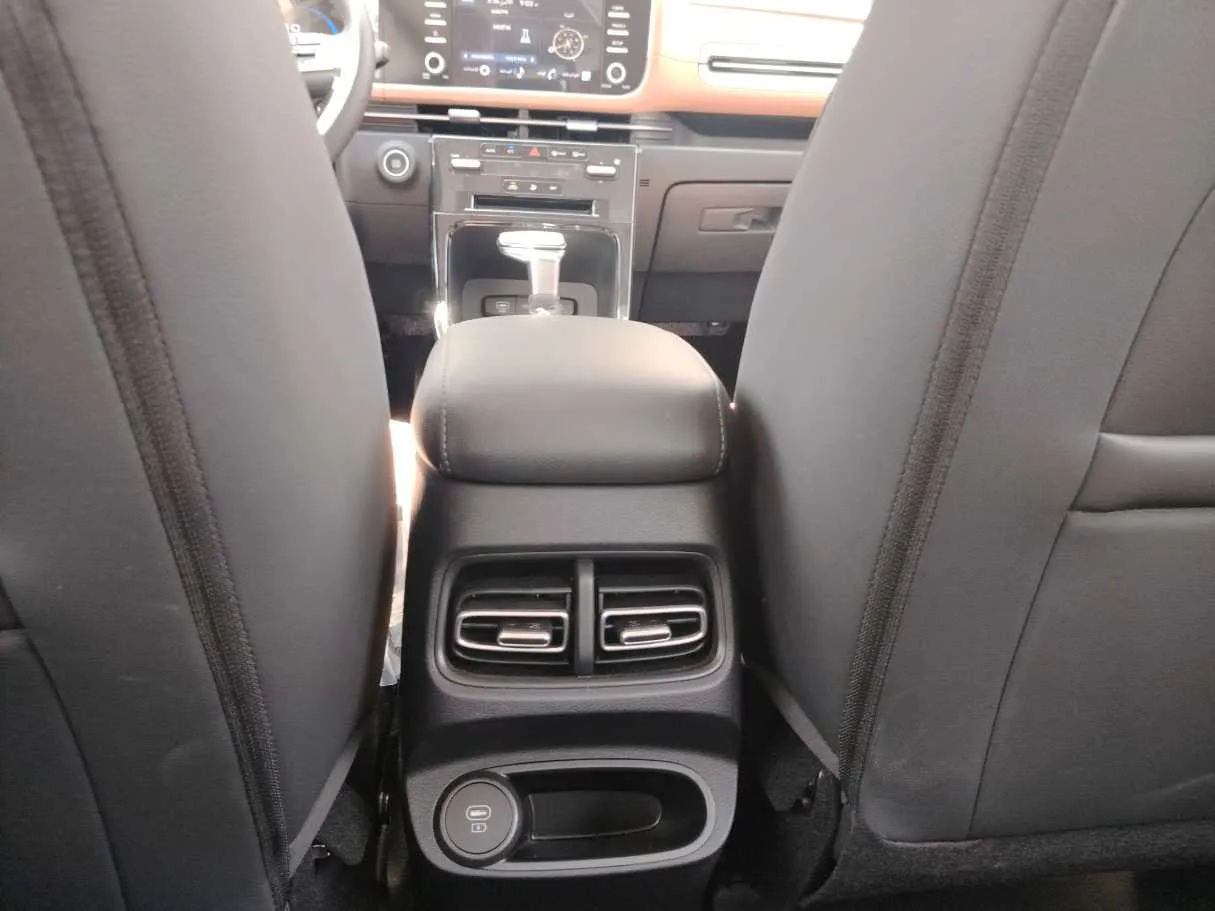 Car image 28
