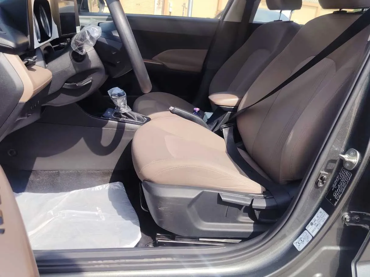 Car image 12