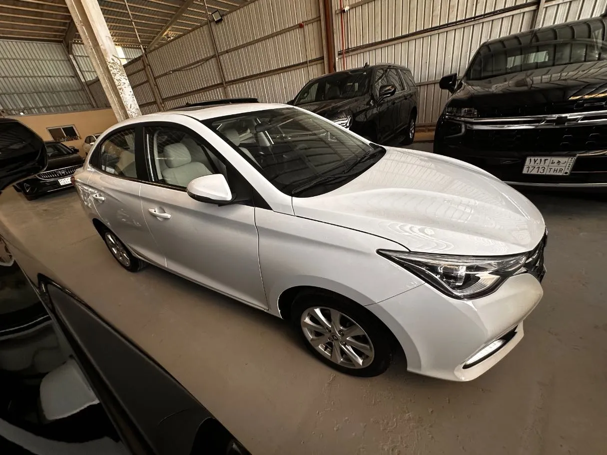 Car image 4