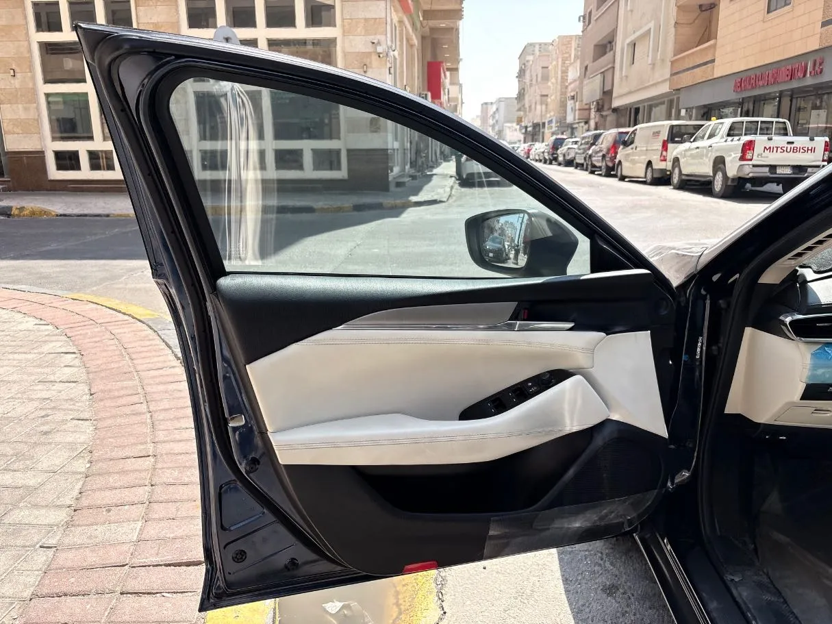 Car image 10