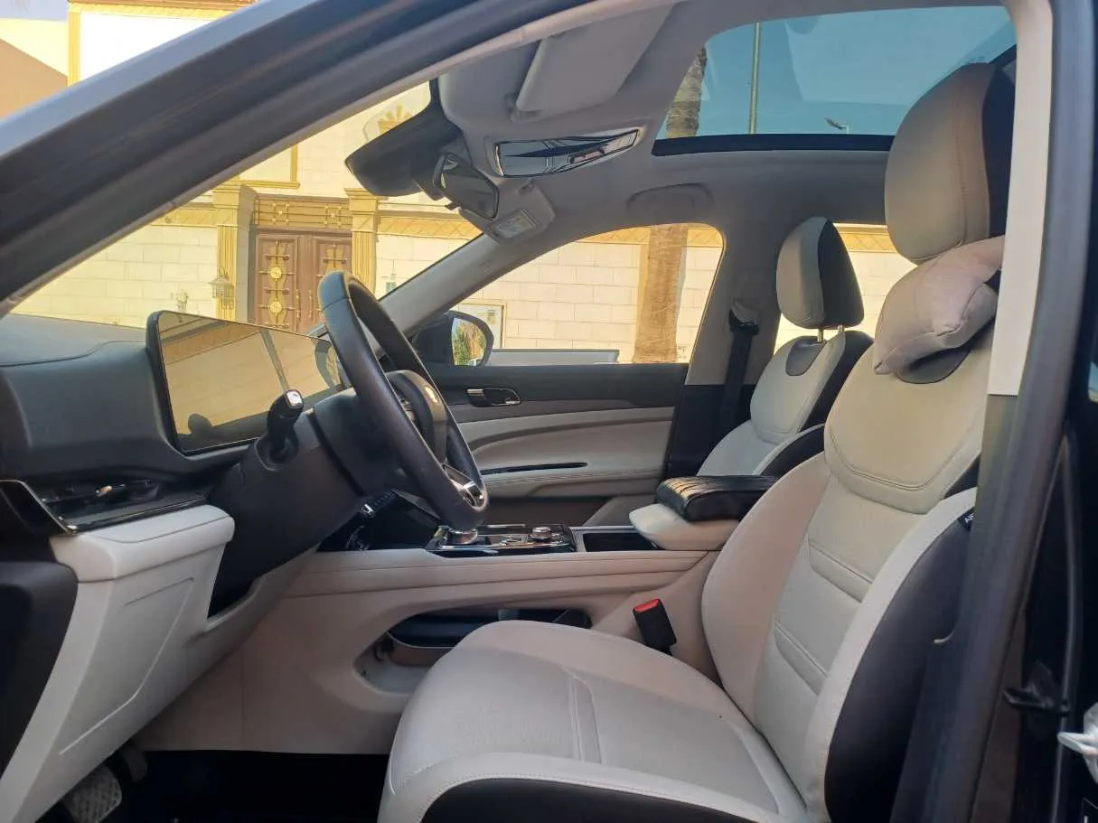 Car image 12