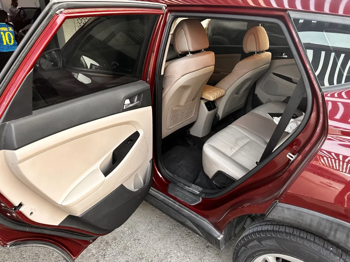 Car image 13