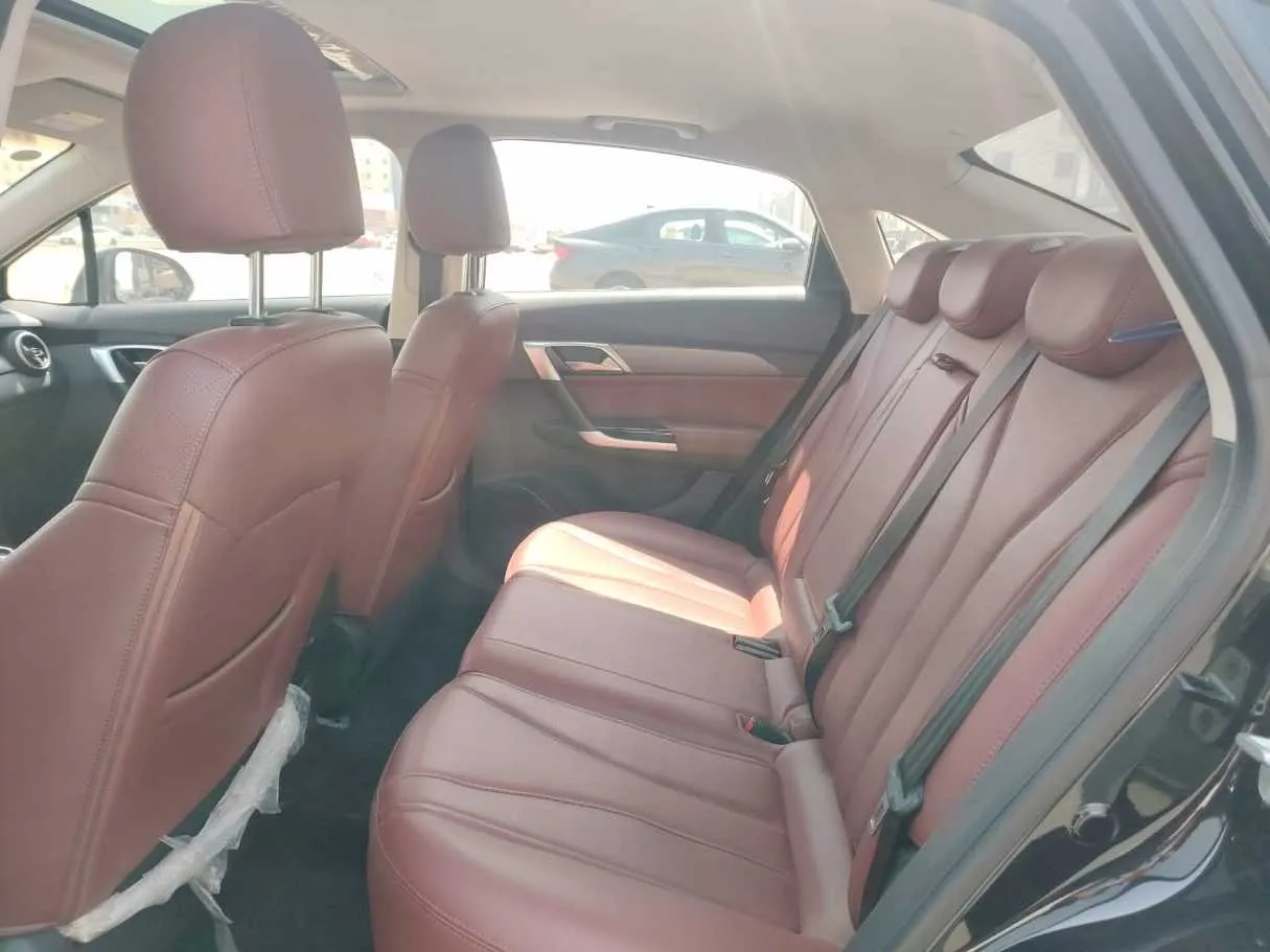 Car image 18