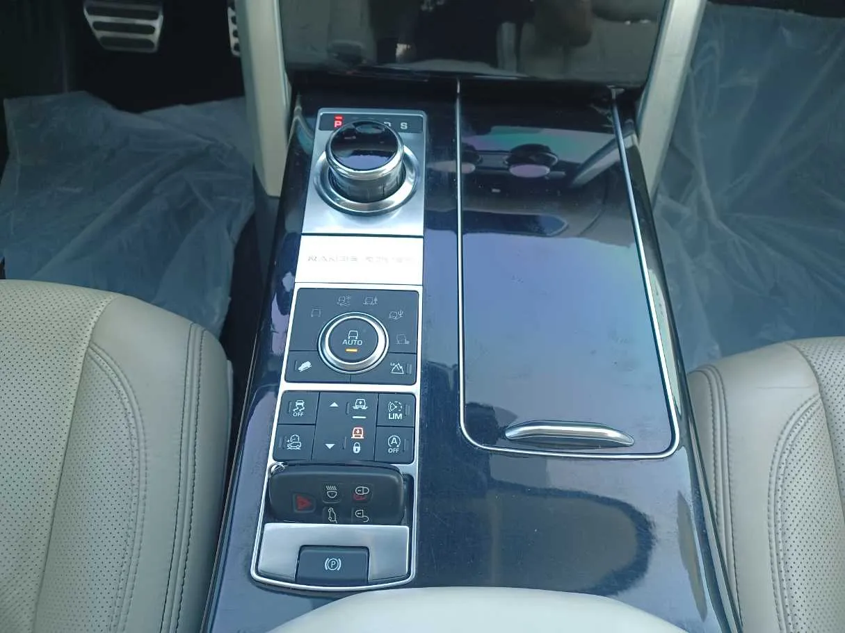 Car image 13