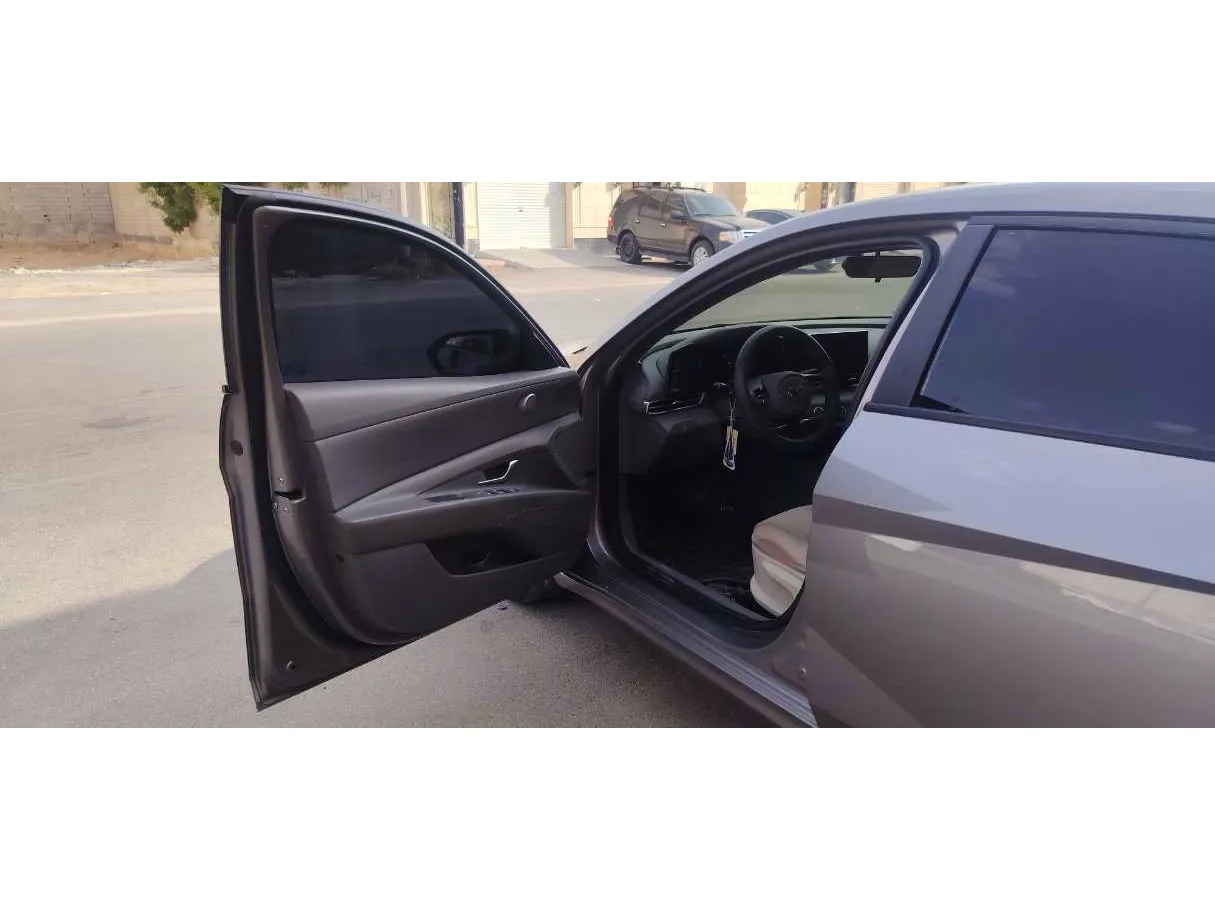 Car image 11