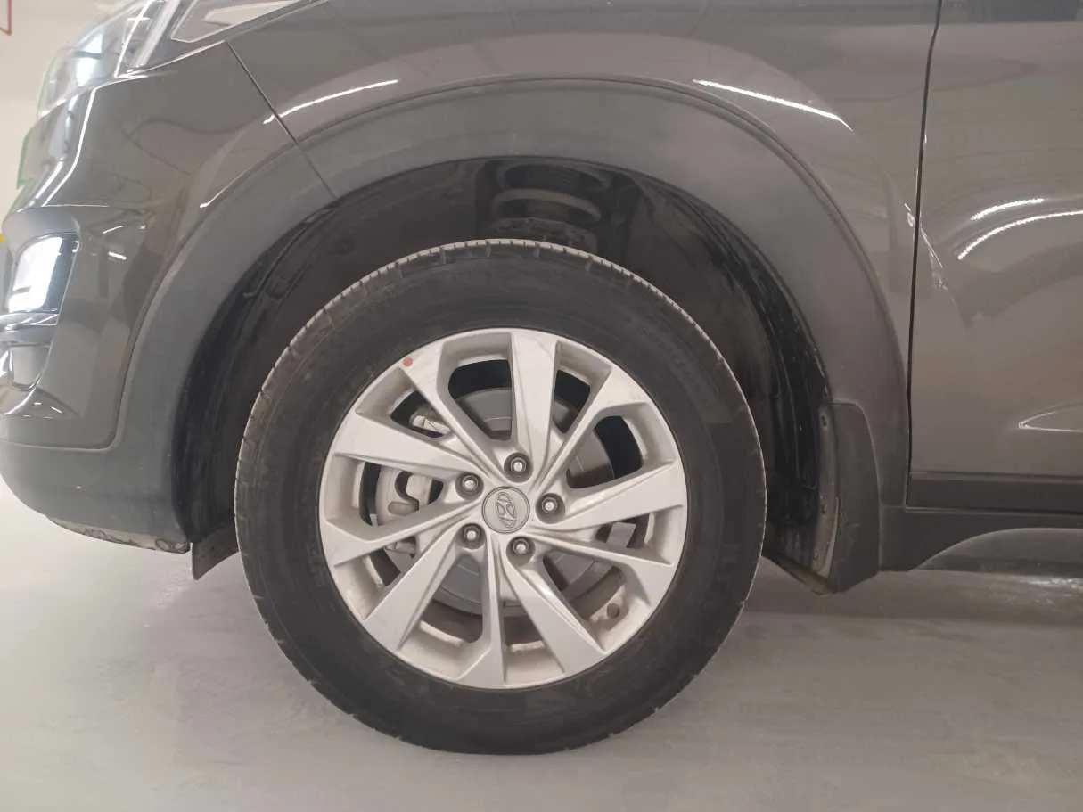 Car image 9