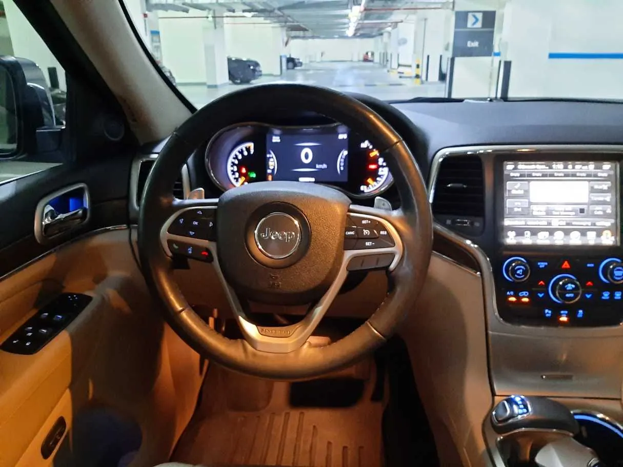 Car image 14