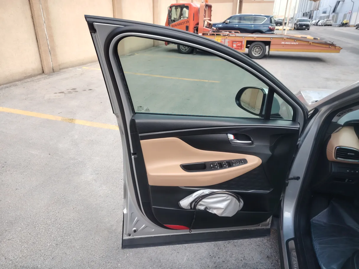Car image 10