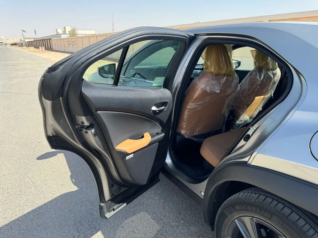 Car image 13