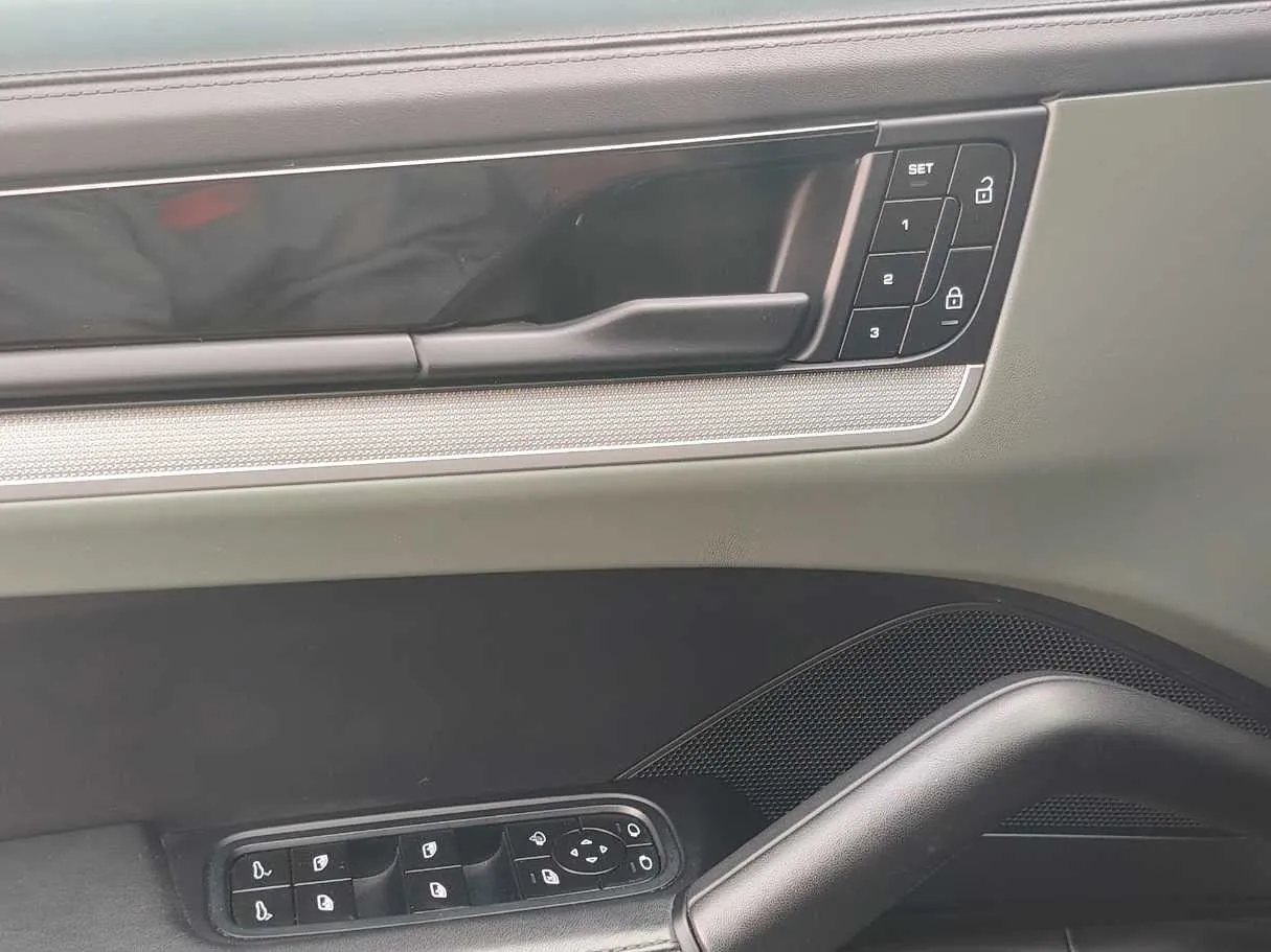 Car image 32