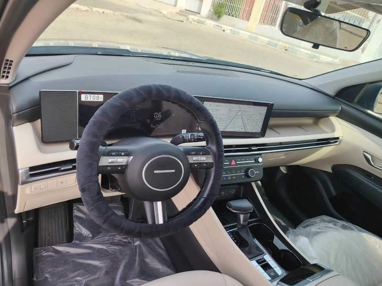 Car image 13