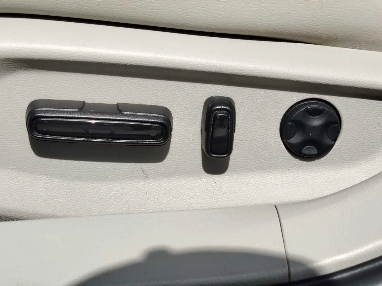Car image 30