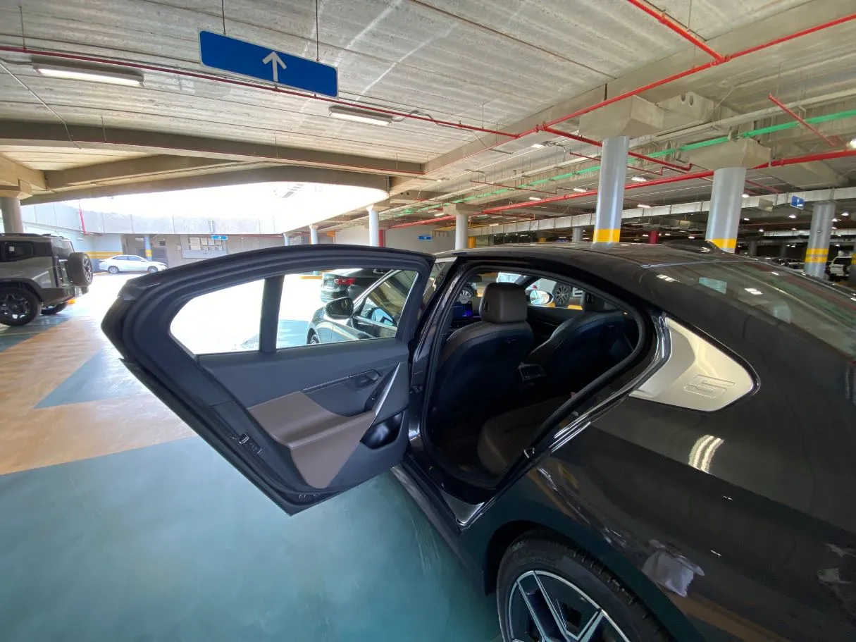Car image 12