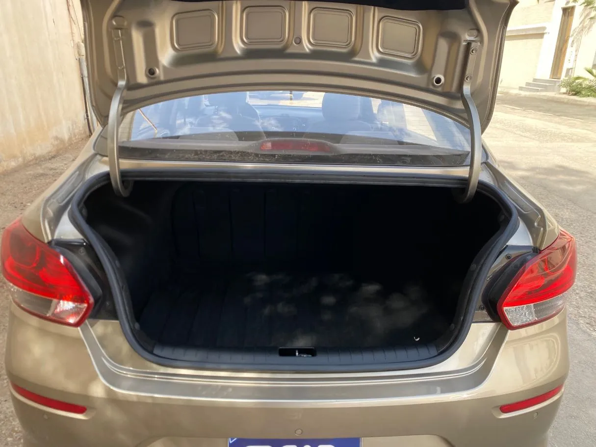 Car image 16