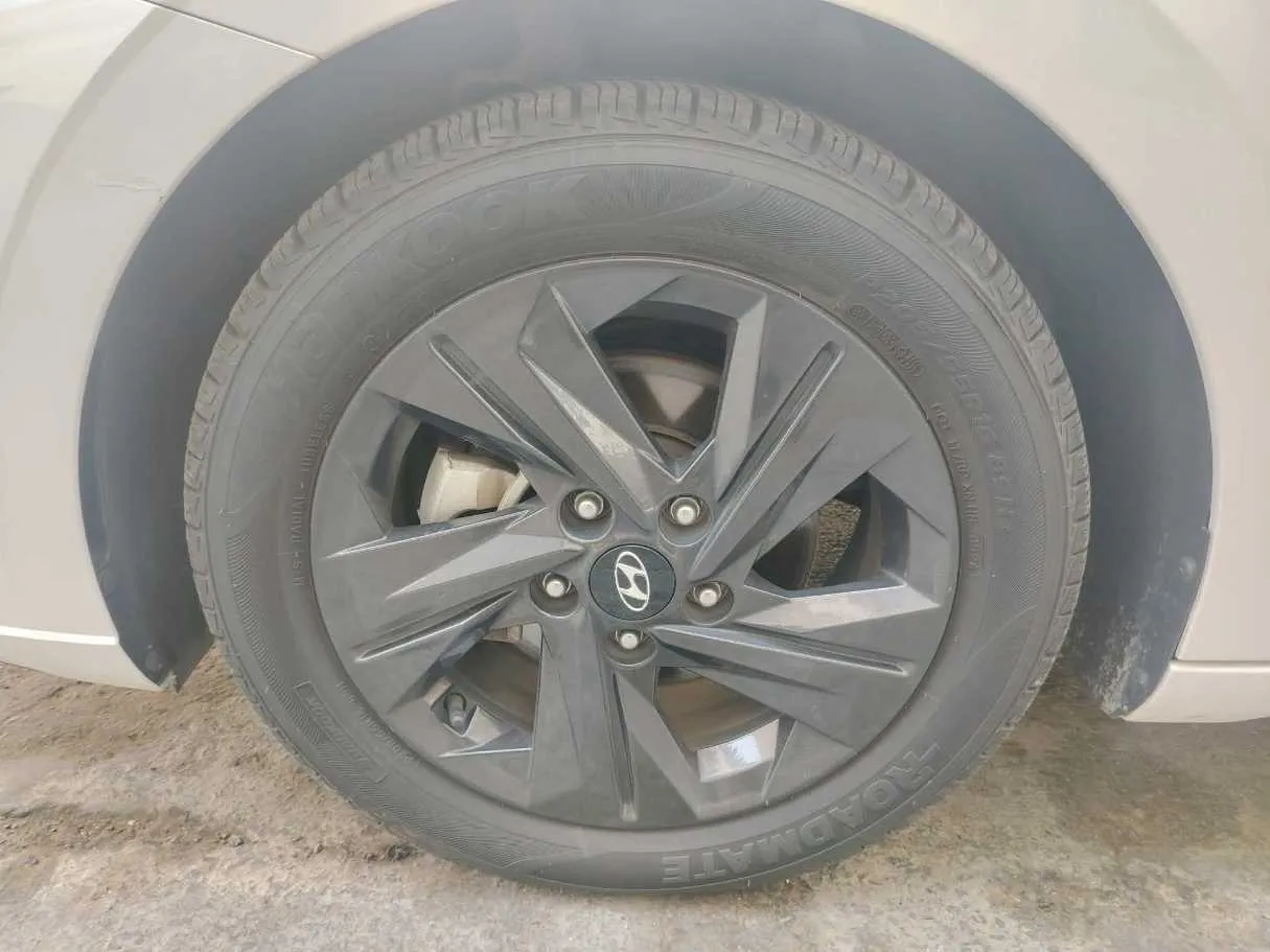 Car image 10