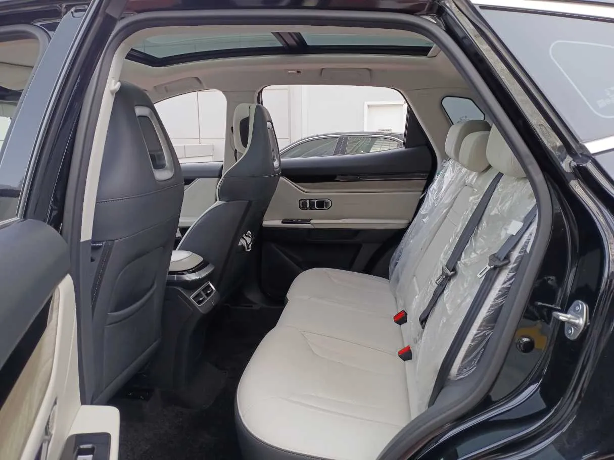 Car image 13