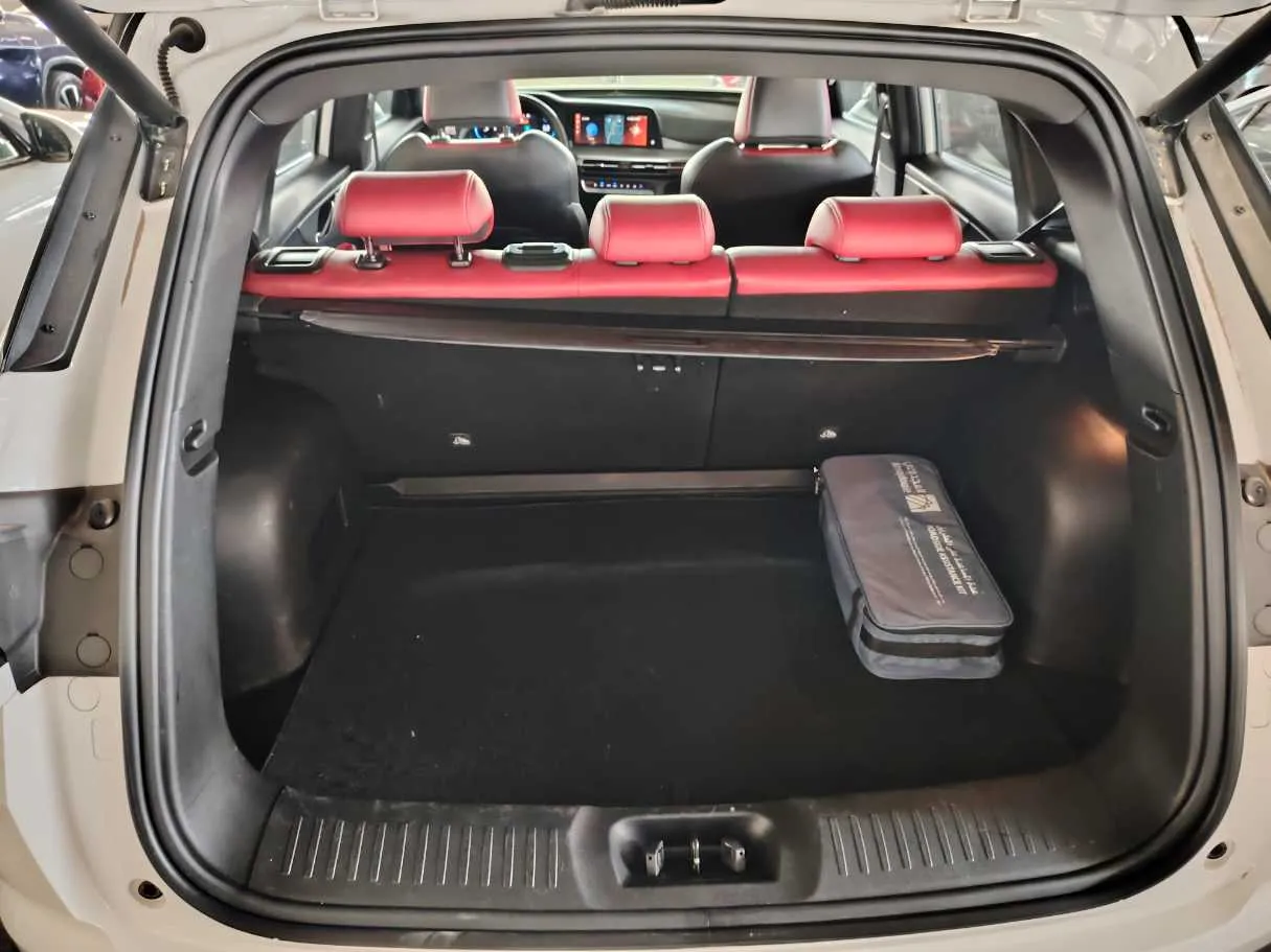 Car image 32