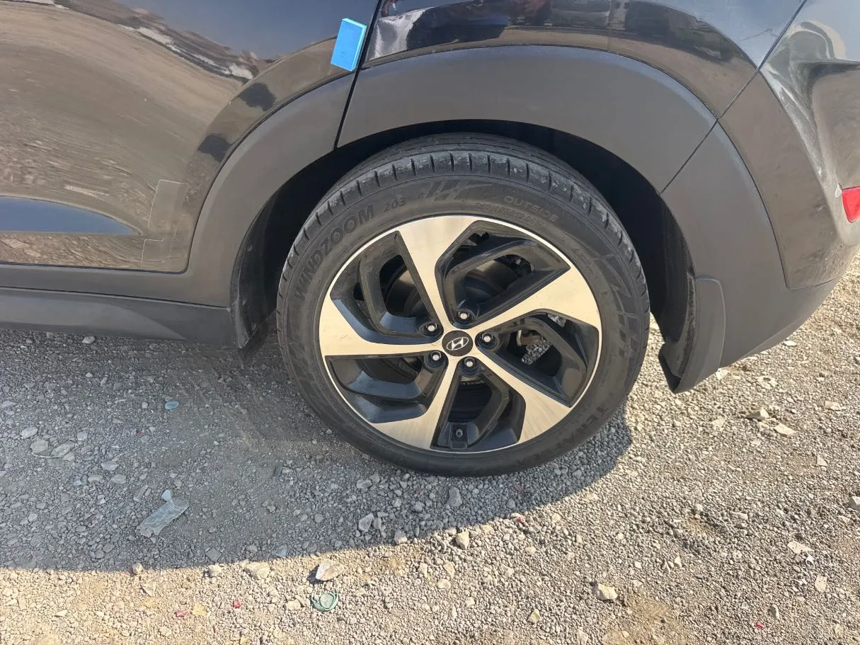 Car image 9